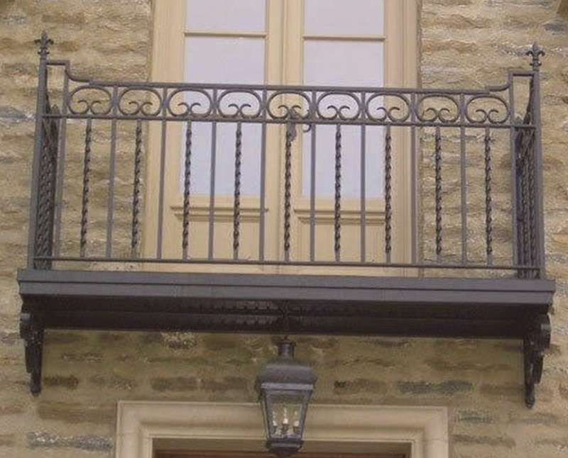 gia lan can ban cong sat